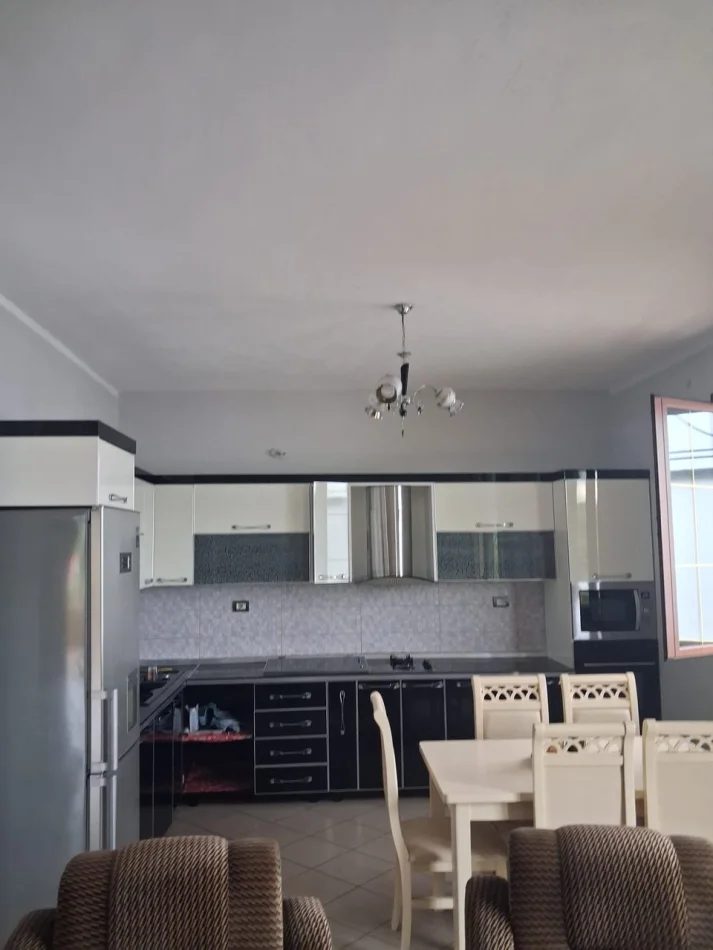 Tirane, jepet me qera apartament 2+1 Kati 2, 130 m² 400 € (Laprakë)