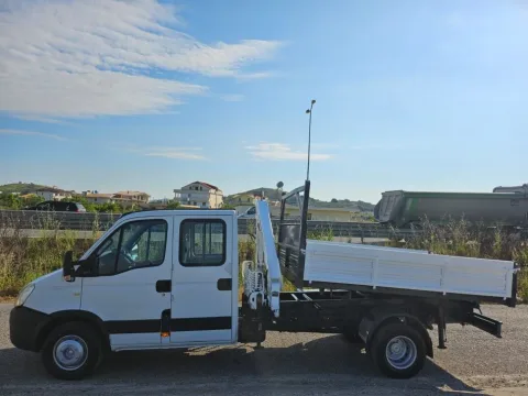 Kavaje, shes Auto-vinc 2012 Iveco Daily Vinç + Vetshkarkues (3 anë) - kabinë dopio Nafte, e bardhë manuale Kondicioner 2