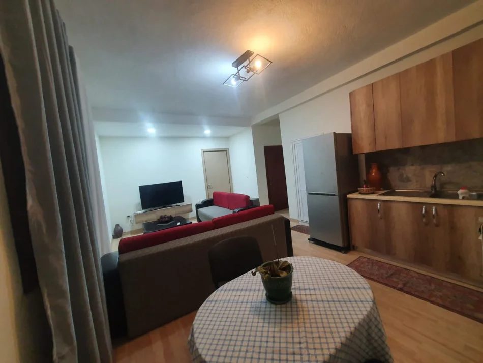 Tirane, jepet me qera apartament 1+1 Kati 1, 60 m² 450 € (Selitë)