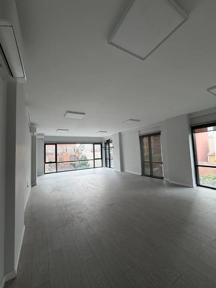 Tirane, jepet me qera zyre Kati 1, 404 m² 5.200 € (PAZARI I RI)