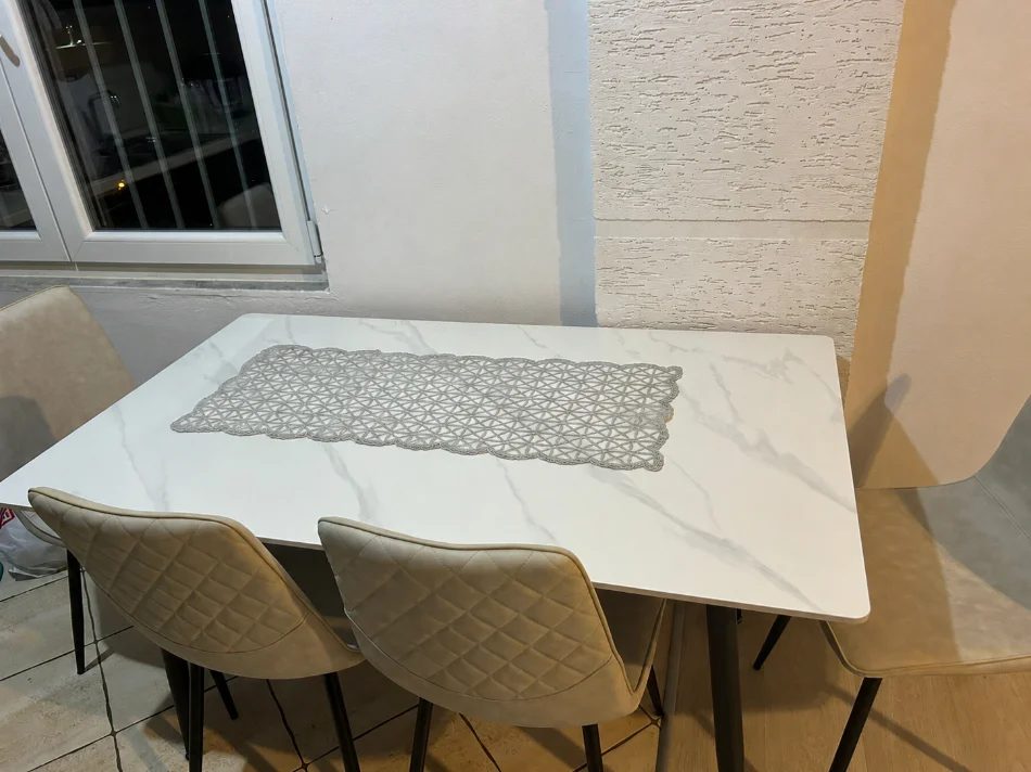 Tirane, shes tavoline plus 4 karrige 17000 leke 180 €