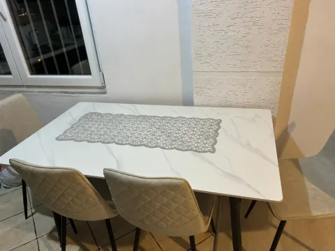 Tirane, shes tavoline plus 4 karrige 17000 leke 180 €