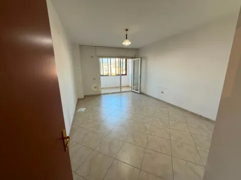 Tirane, jepet me qera zyre Kati 3, 120 m² 1.000 € (Rruga Siri Kodra)