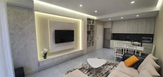 Vlore, jap me qera apartament 1+1+BLK Kati 6, 68 m² 80 Euro (Rruga Pavlo Flloko Prane hotel Regina)