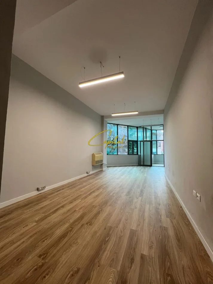 Tirane, jepet me qera dyqan Kati 1, 140 m² 2.000 € (KOMUNA E PARISIT)