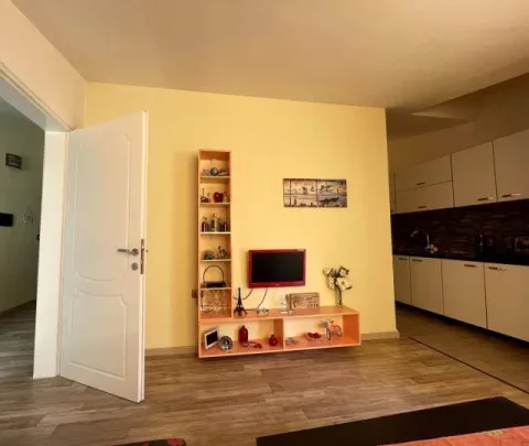 Pogradec, jepet me qera apartament 1+1+A+BLK Kati 6 (me Ashensor), 3,500 Leke/Dita