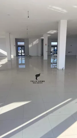 Tirane, jepet me qera magazine Kati 0, 1.500 m² 2.500 € (LAKNAS)
