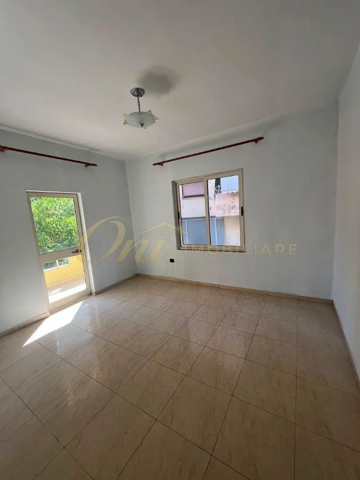 Tirane, jepet me qera zyre Kati 3, 160 m² 1.200 € (KOMUNA E PARISIT)