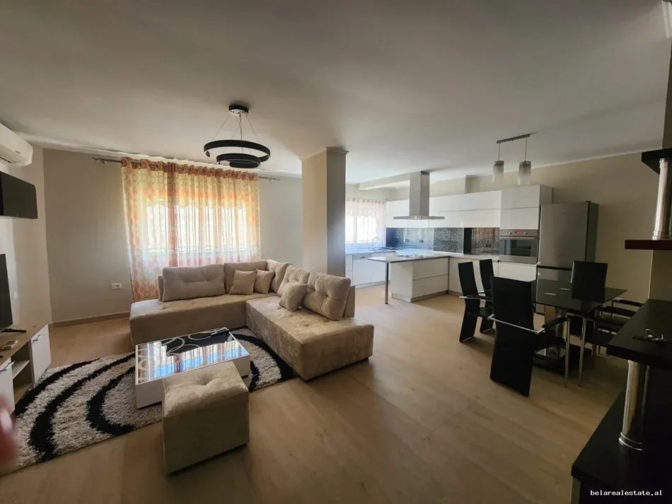 Tirane, jepet me qera apartament 2+1+Ballkon Kati 4, 110 m² 860 € (Komuna e Parisit)