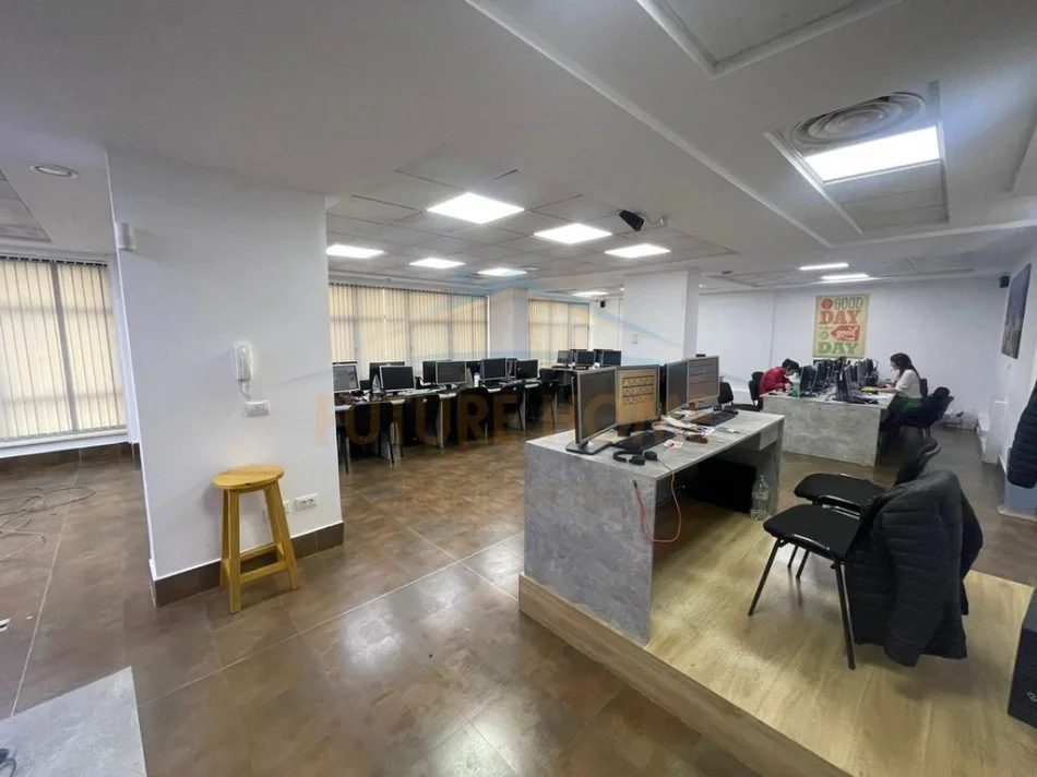 Tirane, jepet me qera ambjent biznesi Kati 3, 223 m² 3.500 € (Rruga e Barrikadave)