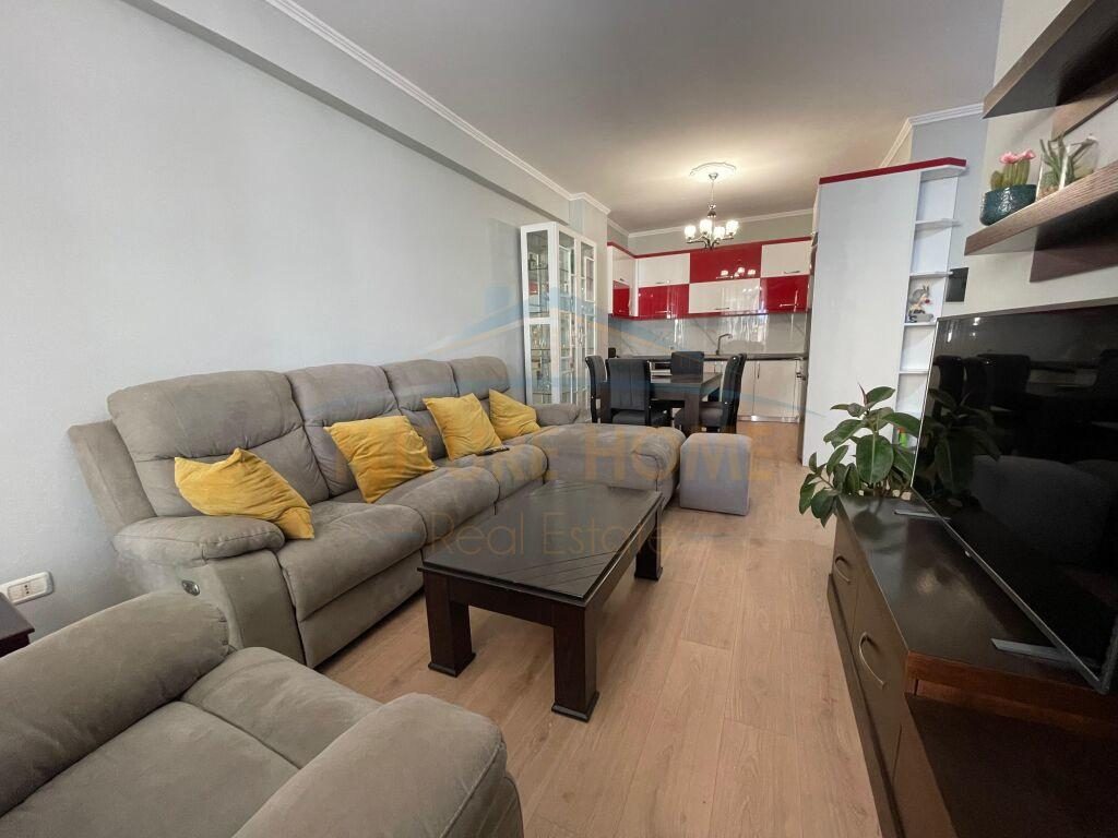 0693769552,Qera, Apartament 2+1+2, Unaza e Re.
