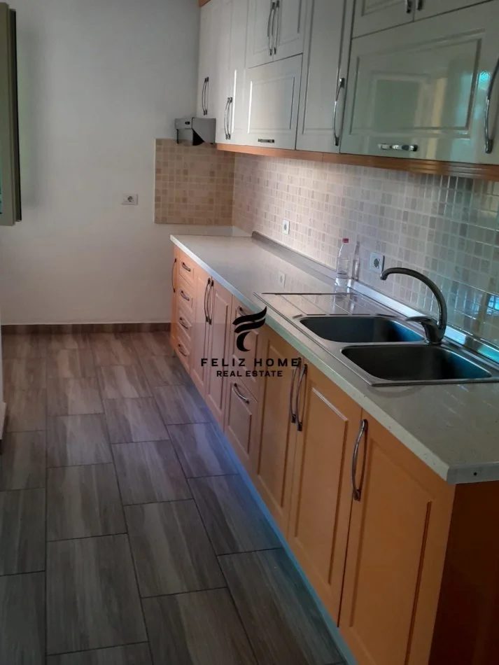 Tirane, jepet me qera ambjent biznesi Kati 4, 250 m² 1.000 € (KODRA E DIELLIT)