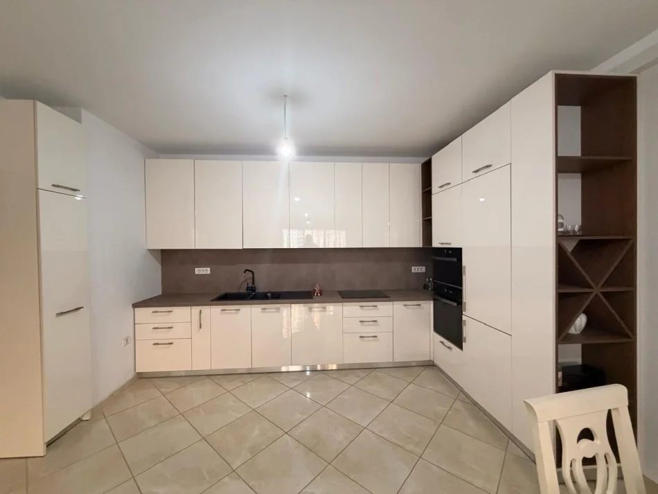 Tirane, jepet me qera apartament 2+1 Kati 3, 120 m² 500 € (Astir)