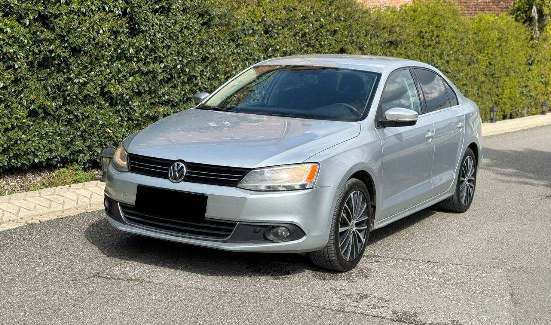 Makine me qera Volkswagen Jetta duke nisur nga 45 Euro dita per rezervime mbi 5 dite