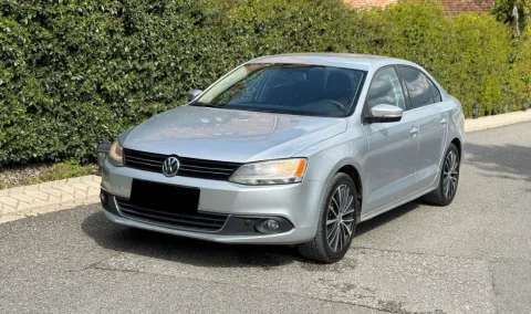 Makine me qera Volkswagen Jetta duke nisur nga 45 Euro dita per rezervime mbi 5 dite