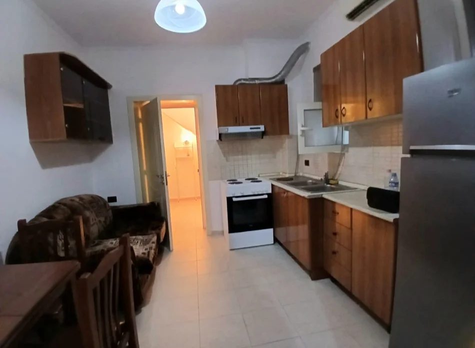 Tirane, jepet me qera apartament 1+1 Kati 1, 50 m² 400 € (Qender)