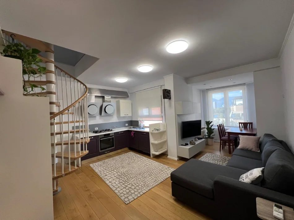 Tirane, jepet me qera Dublex 3+1+2 + post parkimi, 108 m² 1 milion leke / muaj (Rruga Peti, Liqeni i thate)