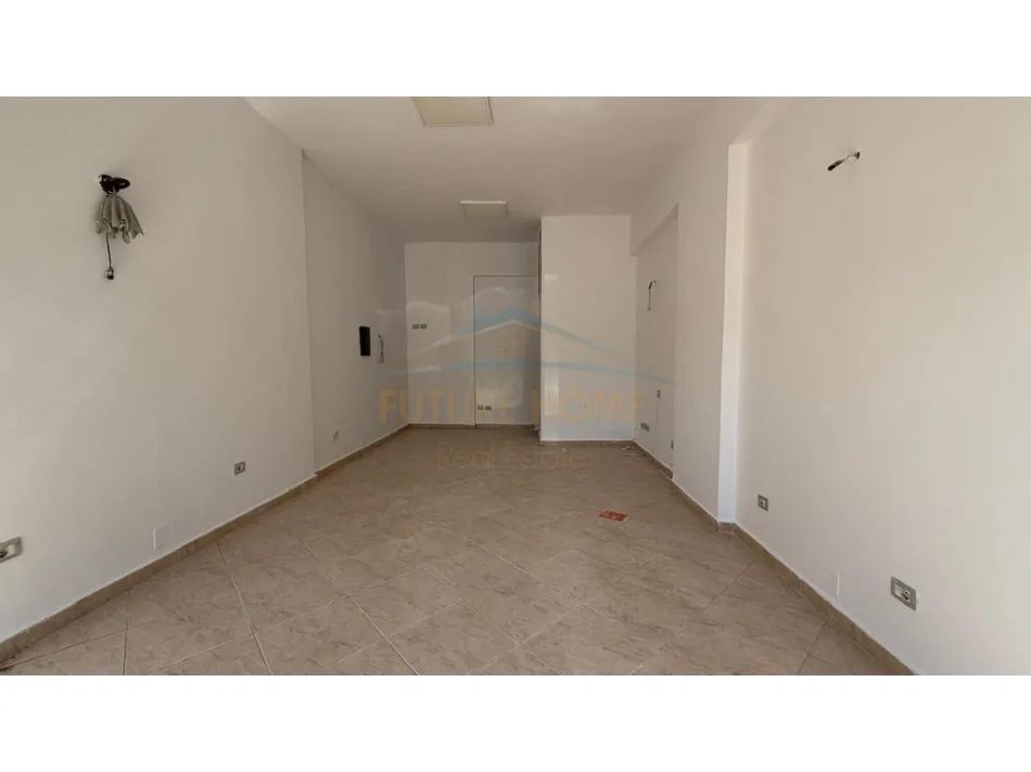 Tirane, jepet me qera ambjent biznesi Kati 0, 31 m² 400 €