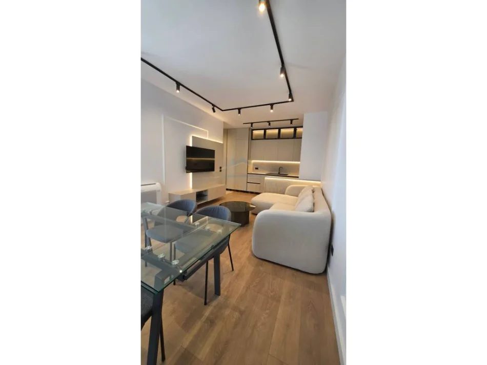 Tirane, jepet me qera apartament 1+1+Ballkon Kati 8, 61 m² 800 € (Porcelan, Tiranë.)