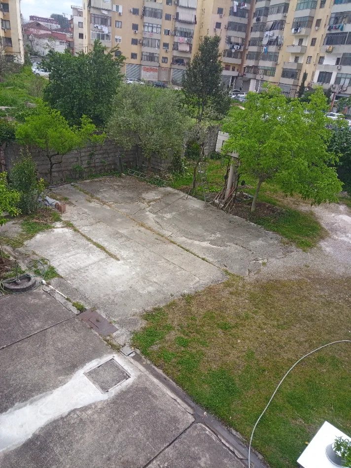 Tirane, jepet me qera ambjent biznesi , 210 €