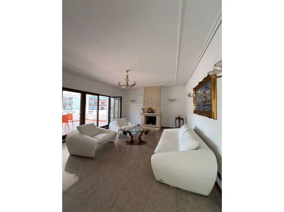 Tirane, jepet me qera apartament 2+1+Ballkon Kati 5, 200 m² 1.100 € (Rruga e Elbasanit)