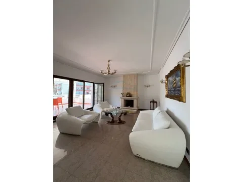Tirane, jepet me qera apartament 2+1+Ballkon Kati 5, 200 m² 1.100 € (Rruga e Elbasanit)
