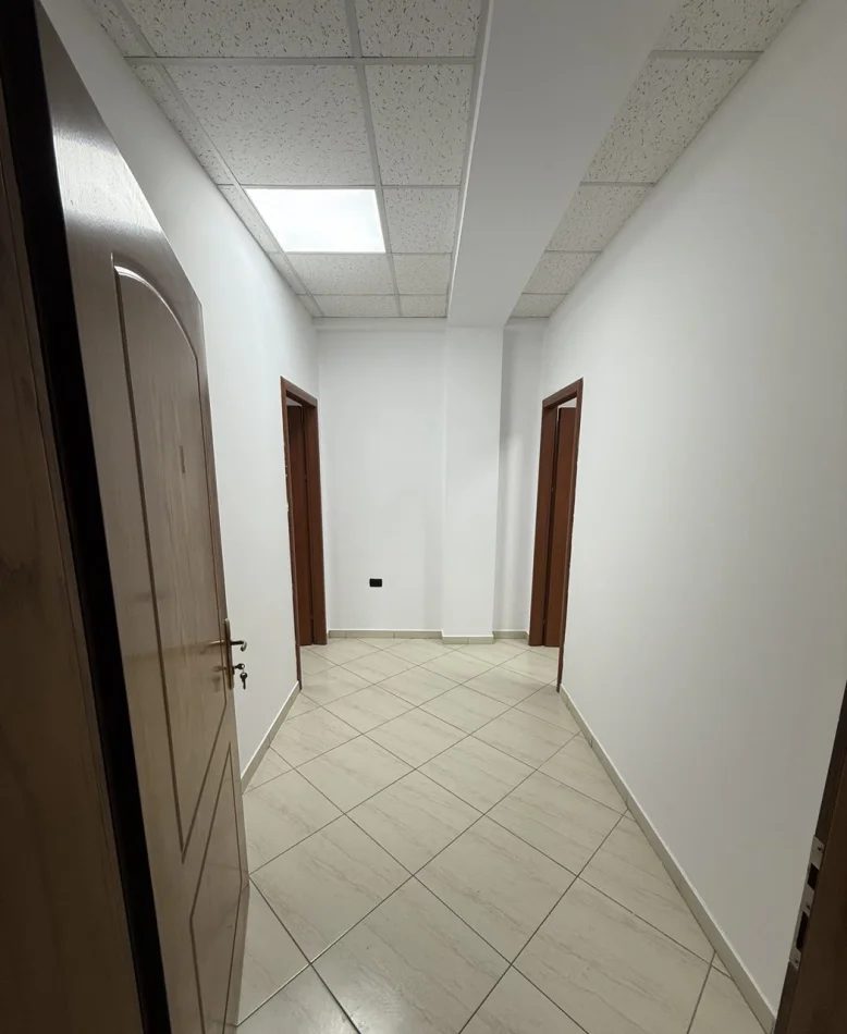 Tirane, jepet me qera ambjent biznesi Kati 2, 65 m² 500 € (Laprakë)