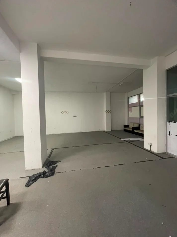 Tirane, shitet magazine Kati 1, 146 m² 175.000 € (kamez , institut)
