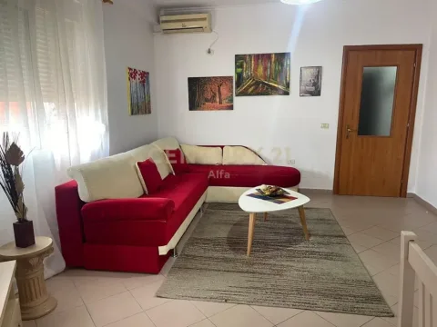 Tirane, jepet me qera apartament 1+1 Kati 4, 72 m² 650 € (RRUGA E BOGDANEVE)