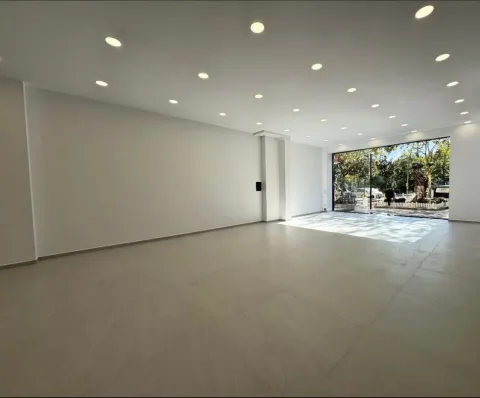 Tirane, jepet me qera dyqan Kati 0, 166 m² 4.200 € (BULEVARDI GJERGJ FISHTA)