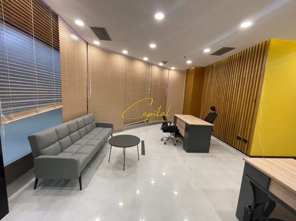 Tirane, jepet me qera zyre Kati 3, 36 m² 750 € (GALERIA ETC)