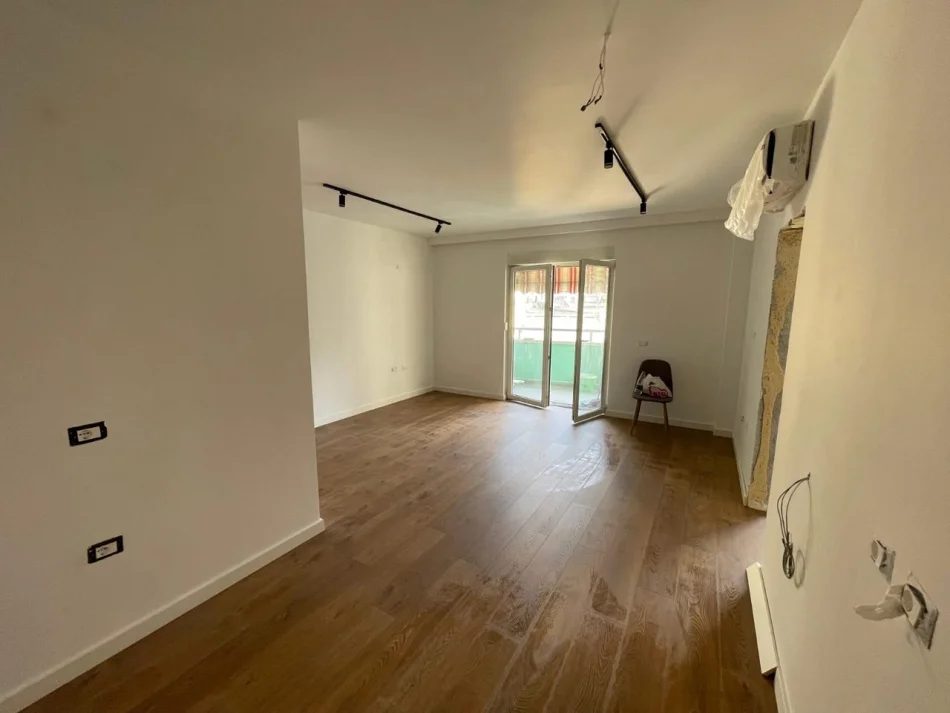 Tirane, jepet me qera apartament 1+1 Kati 3, 67 m² 1.000 € (Air Albania Stadium)