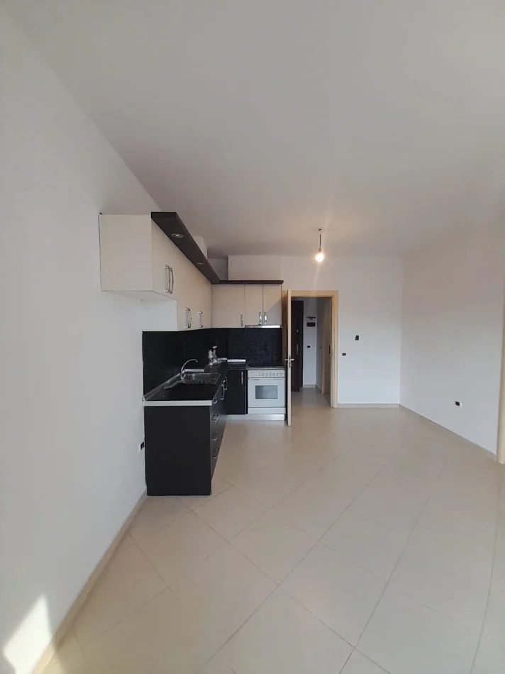Tirane, jepet me qera Apartament 2+1+Ballkon, Bosh, Ashensor, Çmimi 35.000 Lekë të Reja, në ASTIR, Tiranë.