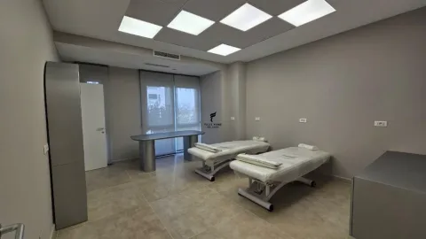 Tirane, jepet me qera zyre Kati 1, 140 m² 2.500 € (KOMUNA E PARISIT)