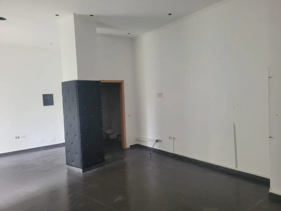 Tirane, jepet me qera dyqan , 44 m² 500 € (KOMPLEKSI MAGNET)