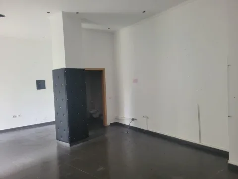 Tirane, jepet me qera dyqan , 44 m² 500 € (KOMPLEKSI MAGNET)