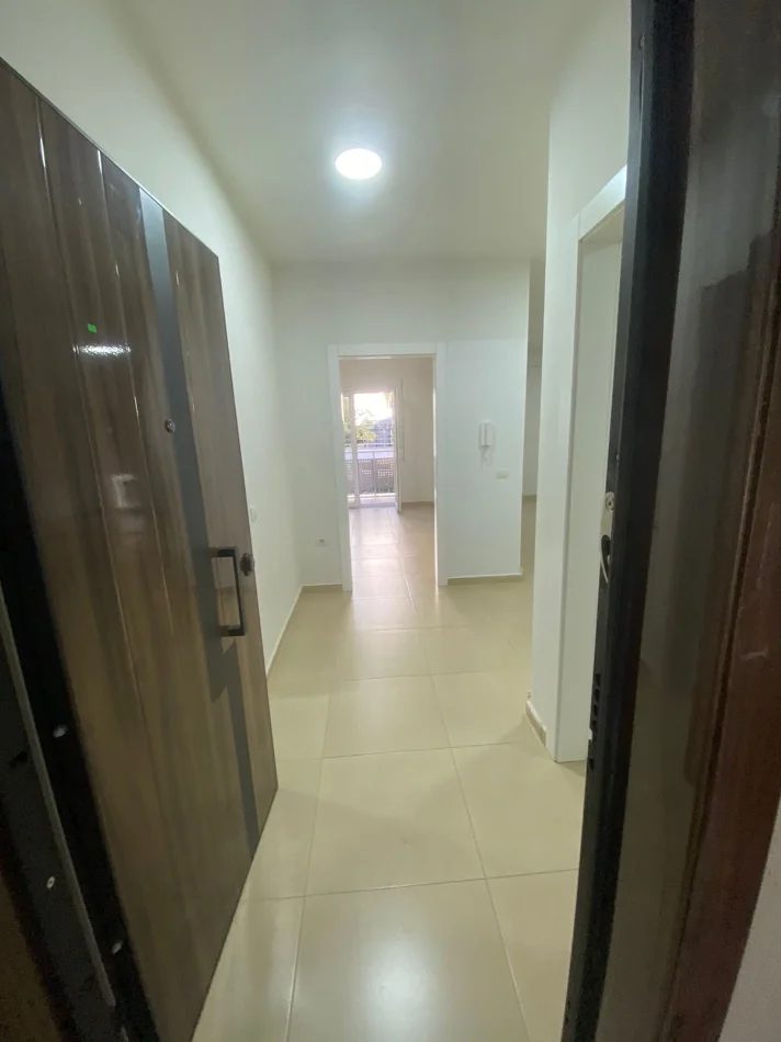 Tirane, jepet me qera zyre Kati 2, 93 m² 1.000 € (Rruga e kosovareve)
