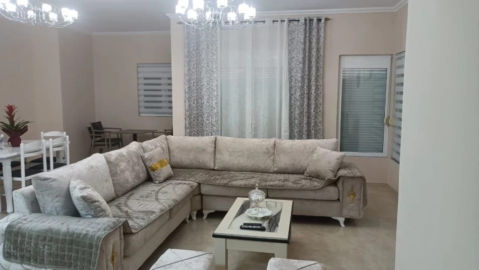Tirane, jepet me qera apartament 3+1 Kati 2, 120 m² 600 € (Shkozë)