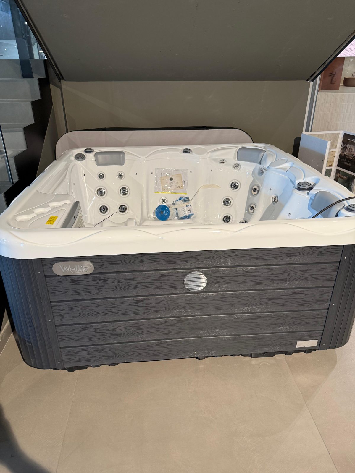 Shitet Jacuzzi i ri ne kuti
