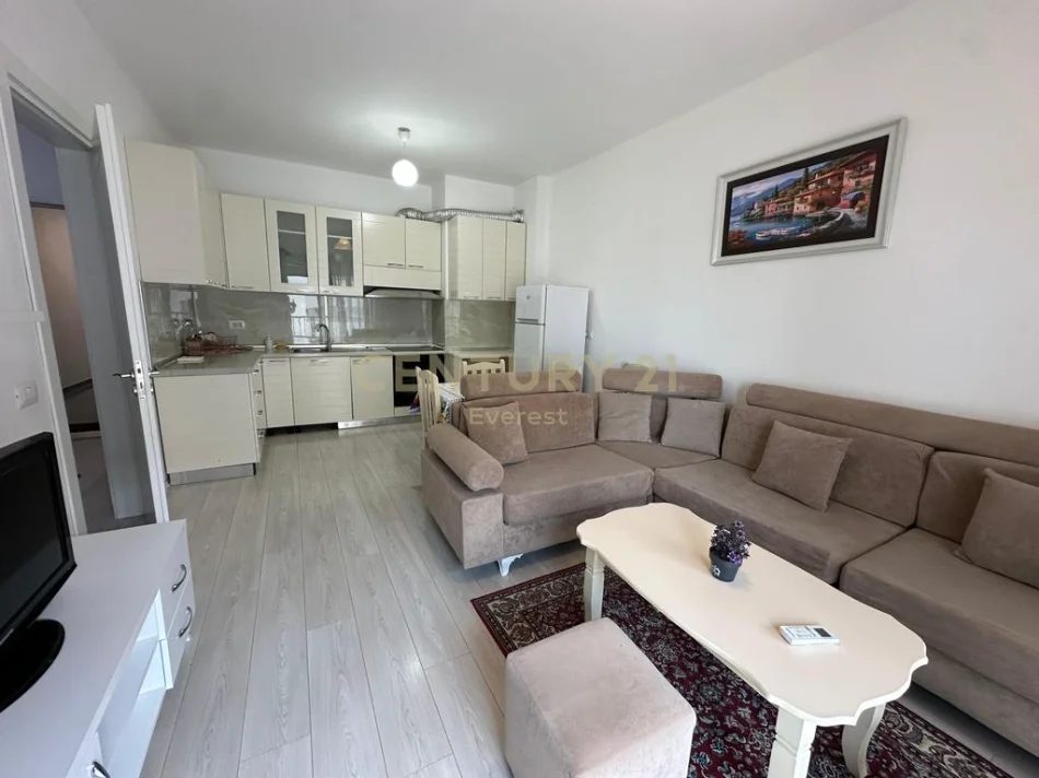 Tirane, jepet me qera apartament 2+1 Kati 8, 98 m² 650 € (KINOSTUDIO)