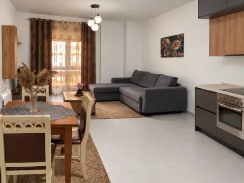 🏡 JEPET ME QERA APARTAMENT Modern 2+1 ne QENDER TE RRUGA E BARRIKADAVE📍 700 euro per 3 persona