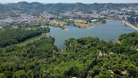 Tirane, shitet truall , 600 m² 600.000 € (Liqeni i Tiranes)