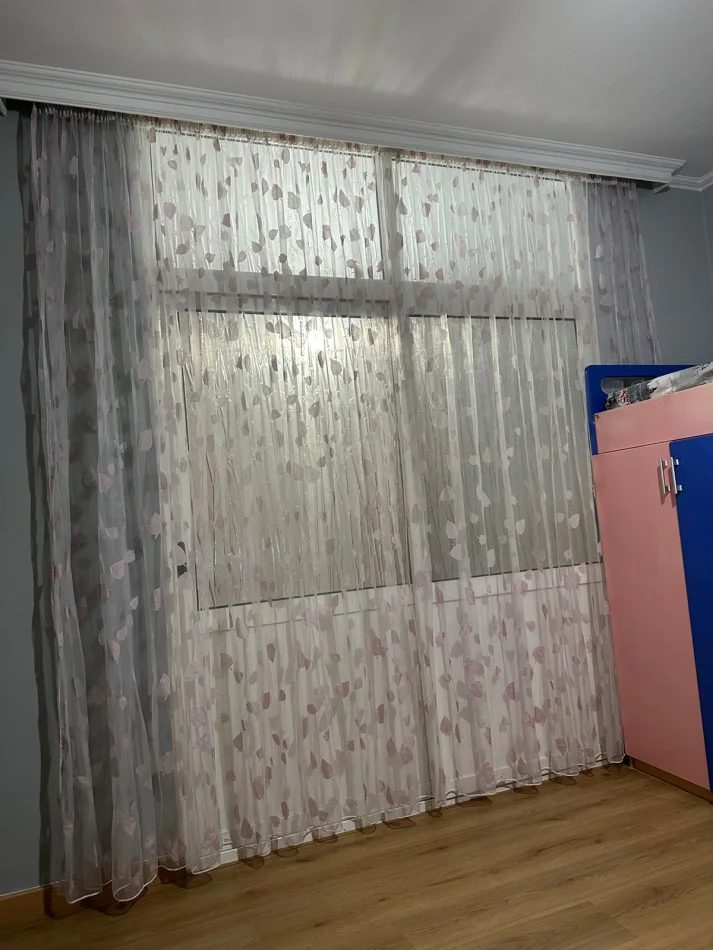 Shitet Perde 6 m x 2,60. Çmimi 2500 leke