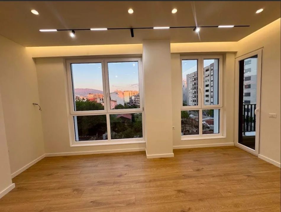 Tirane, jepet me qera ambjent biznesi Kati 2, 58 m² 850 € (Prane KESH)