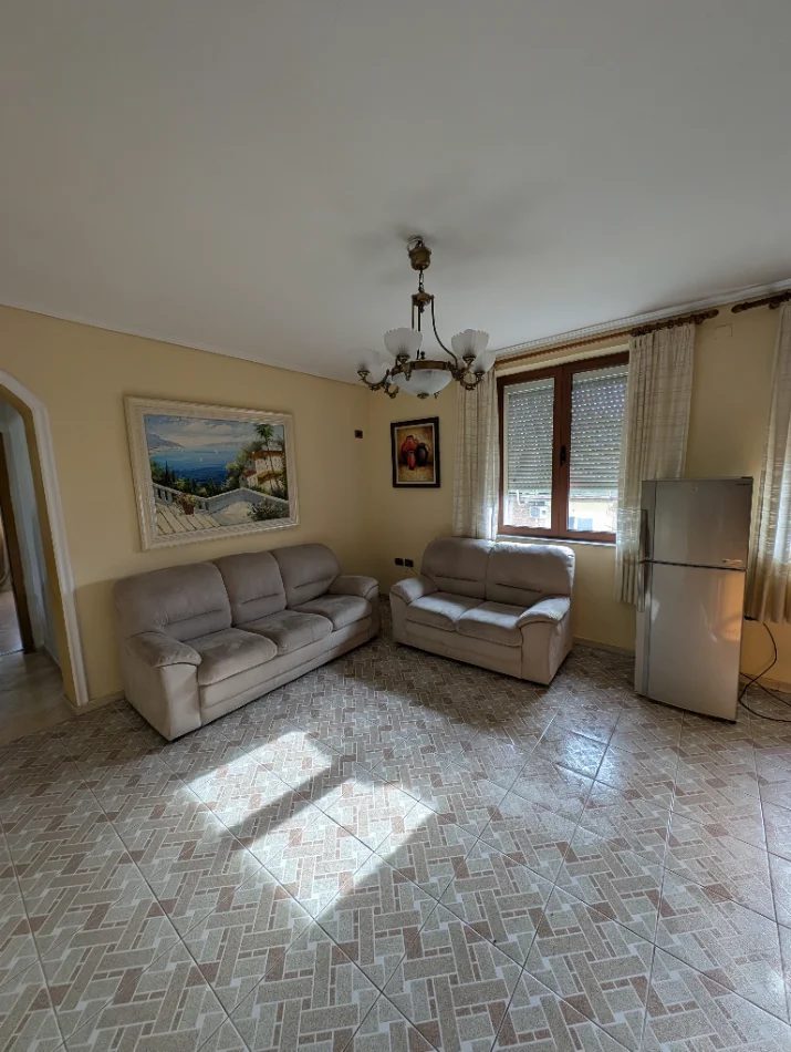 Tirane, jepet me qera apartament 2+1+Ballkon Kati 5, 85 m² 620 € (21 Dhejtori)