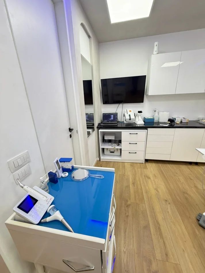 Tirane, shitet ambjent biznesi Kati 1, 120 m² 70000 € (Fusha Aviacionit)