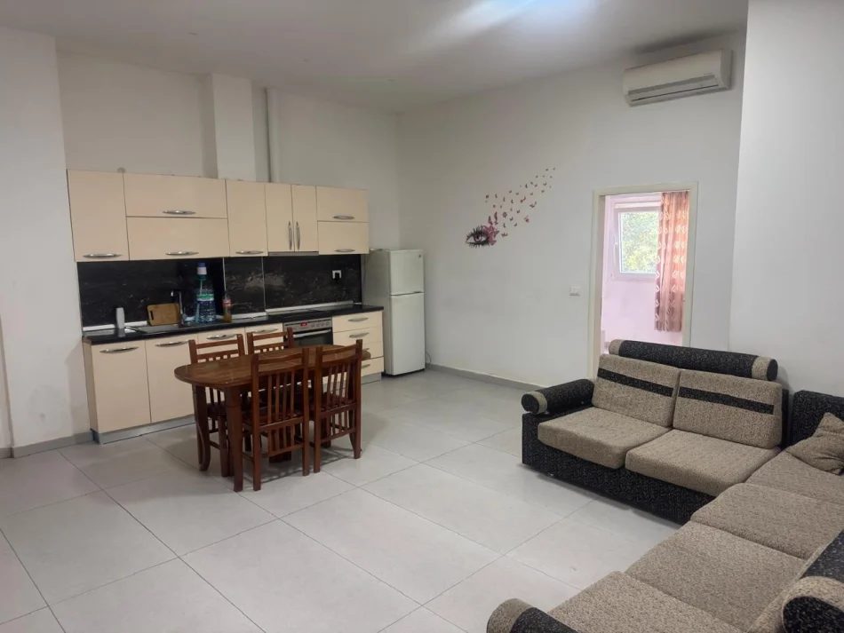 Tirane, jepet me qera apartament 3+1 Kati 1, 110 m² 550 € (Fresku)