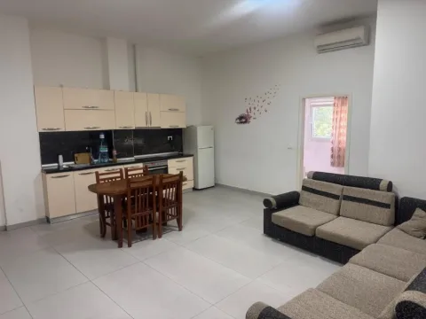 Tirane, jepet me qera apartament 3+1 Kati 1, 110 m² 550 € (Fresku)