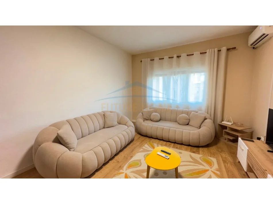 Tirane, jepet me qera apartament 2+1+Ballkon Kati 4, 93 m² 750 € (Brryl , Tirane)