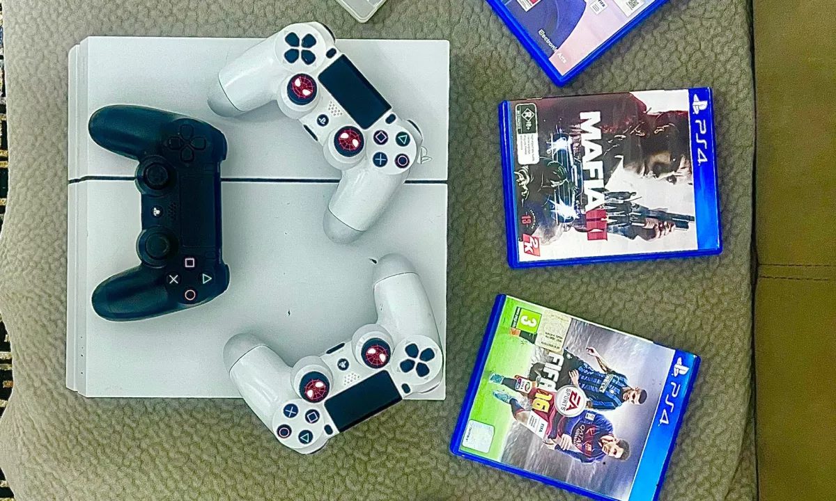 Ps4 3 leva+lojra /cmim i diskutueshem
